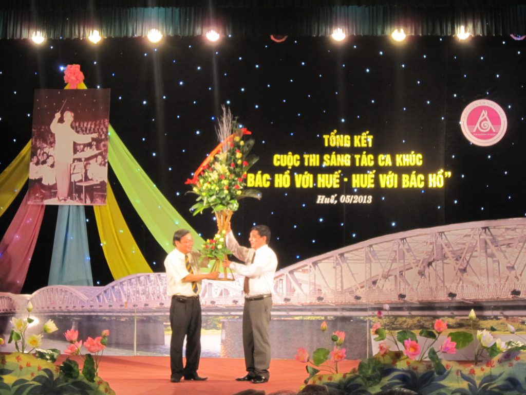 Đ/c Ngô Hòa – Phó Chủ tịch thường trực UBND Tỉnh tặng hoa chúc mừng đêm tổng kết cuộc thi sáng tác ca khúc Bác Hồ với Huế – Huế với Bác Hồ.