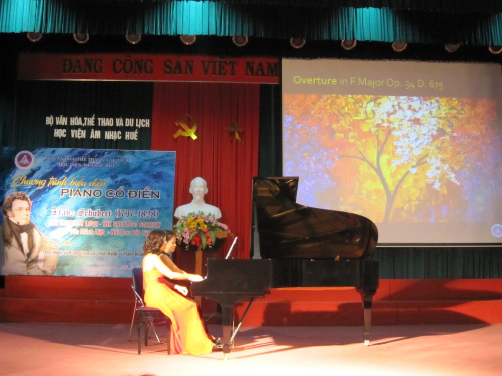 Nghệ sĩ Uyên Sa và Nghệ sĩ Hoàng Dung trình bày tác phẩm Overture in F Major Op. 34 D 675 trong đêm giao lưu âm nhạc Piano cổ điển với chủ đề Franz Schubert.