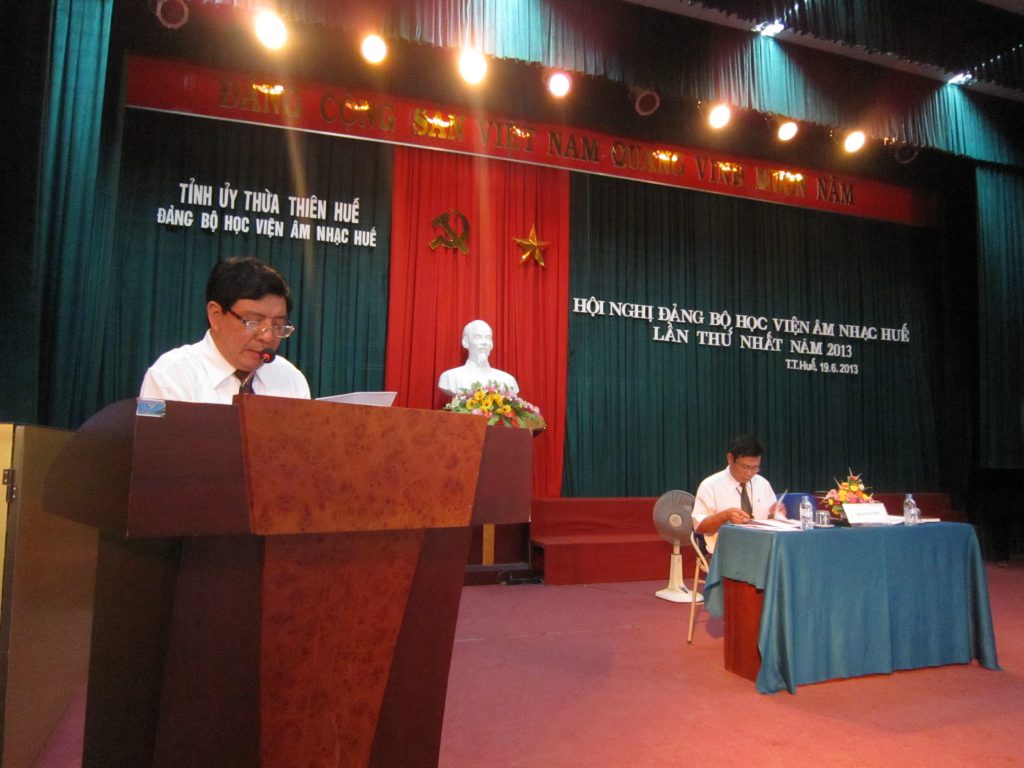 TS. Nguyễn Việt Đức – Giám đốc Học viện đọc báo cáo tổng kết 6 tháng đầu năm và phương hướng trong 6 tháng cuối năm tại Hội nghị Đảng bộ Học viện Âm nhạc Huế lần thứ I năm 2013.