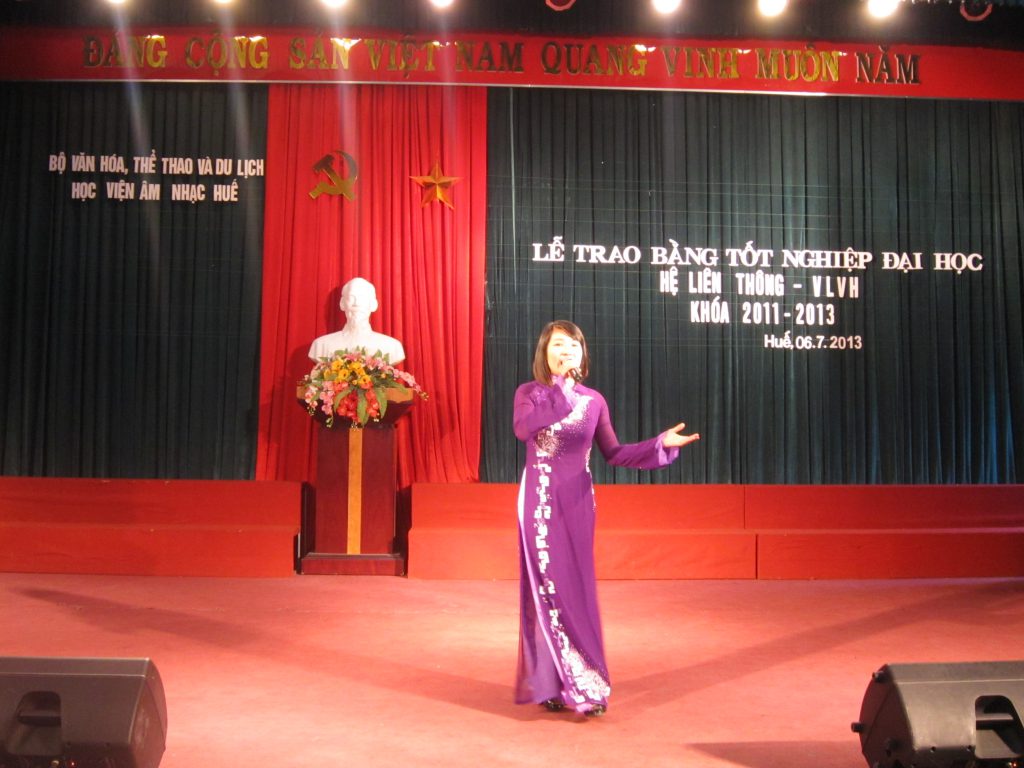 Tiết mục biểu diễn báo cáo của SV tại Lễ trao bằng tốt nghiệp Đại học hệ Liên thông – VLVH Khóa 2011 – 2013 tại Học viện Âm nhạc Huế.