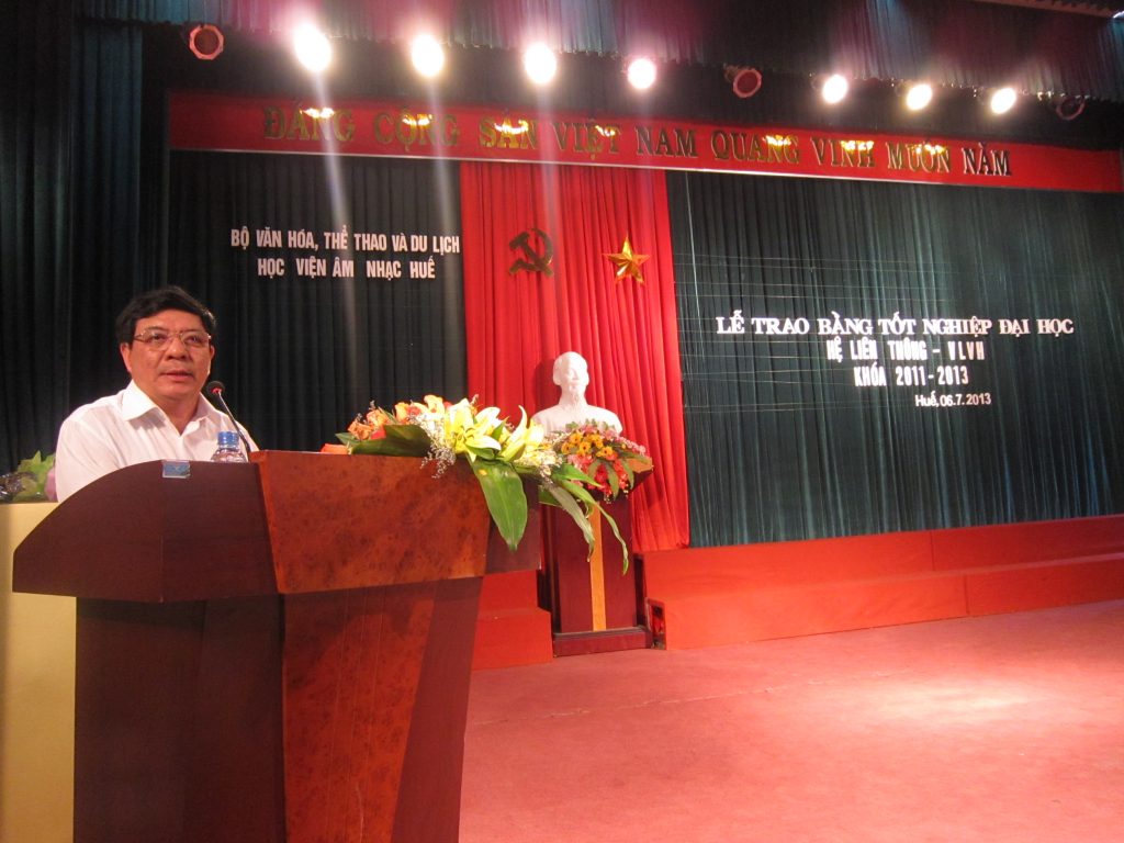 TS. Nguyễn Việt Đức – Giám đốc Học viện phát biểu tại Lễ trao bằng tốt nghiệp Đại học hệ Liên thông – VLVH Khóa 2011 – 2013 tại Học viện Âm nhạc Huế.