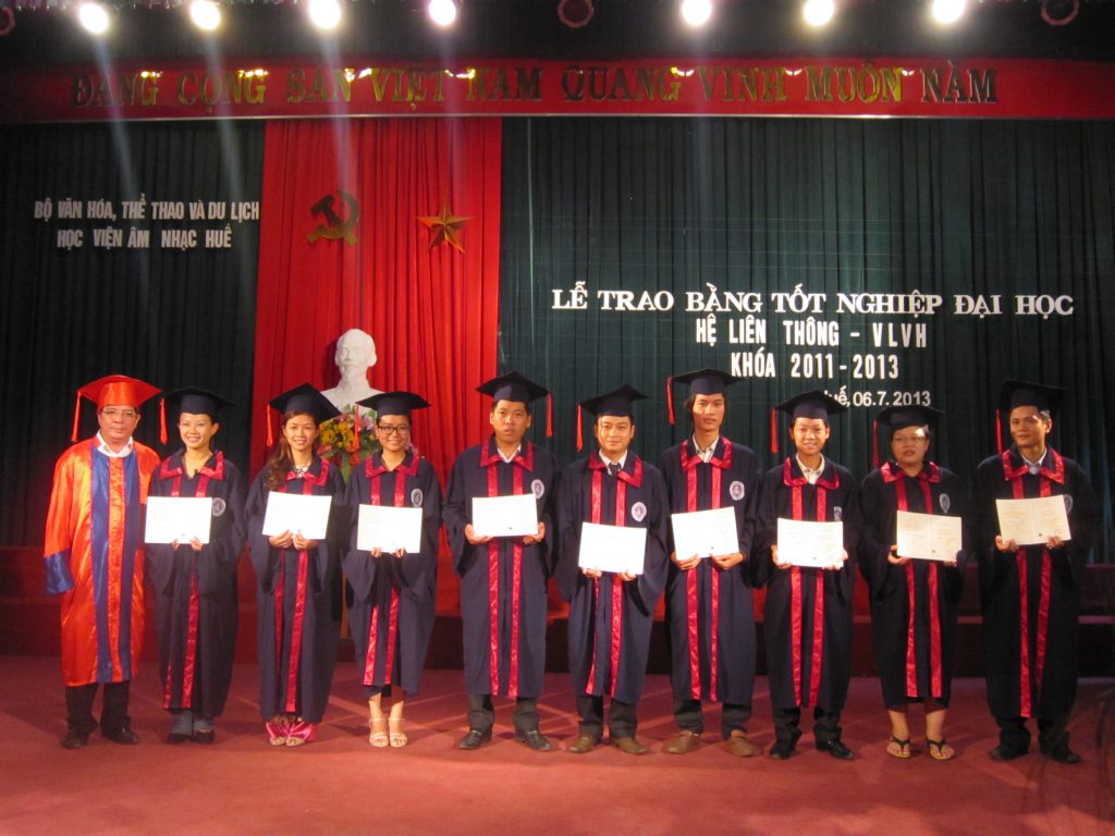 TS. Nguyễn Việt Đức – Giám đốc Học viện phát bằng tốt nghiệp Đại học hệ Liên thông – VLVH Khóa 2011 – 2013 cho những SV đạt kết quả học tập tốt.