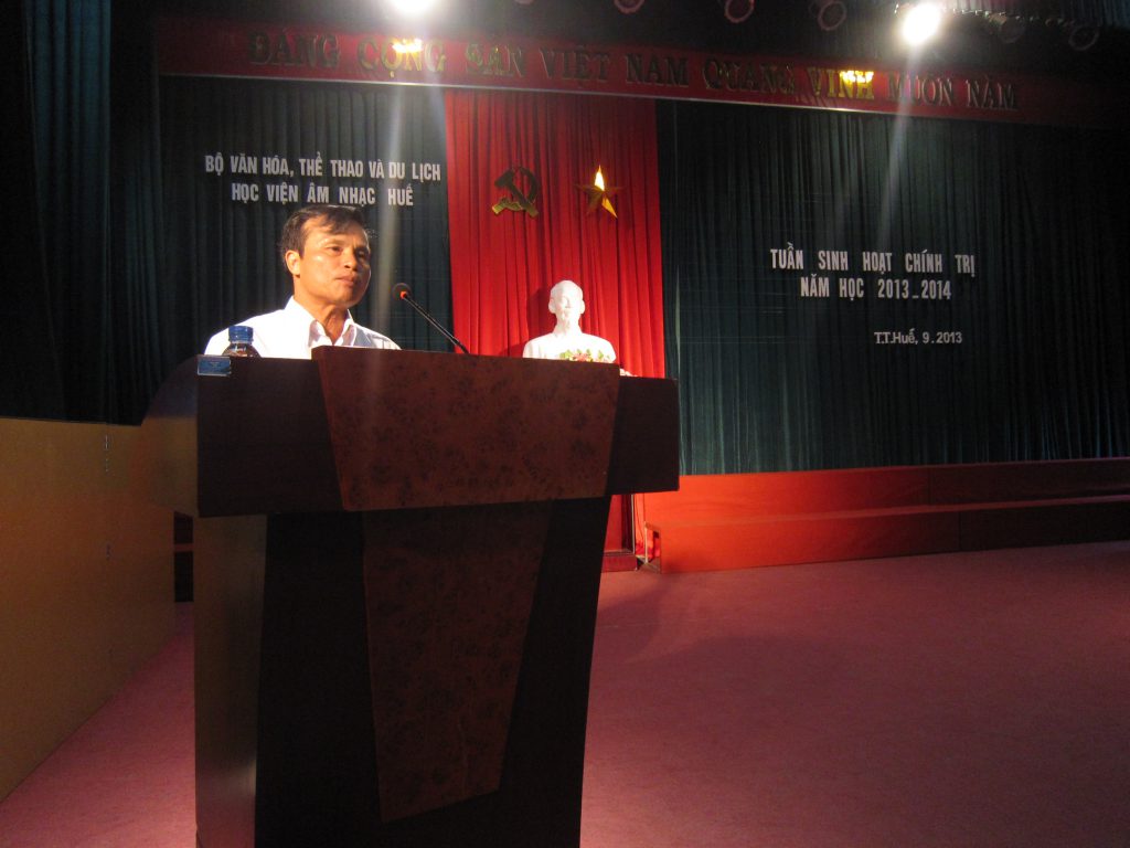Đồng chí Nguyễn Mới – Phó ban tuyên giáo Tỉnh ủy báo cáo chuyên đề tại Tuần sinh hoạt Chính trị đầu năm của CBGV Học viện Âm  nhạc Huế năm học 2013 – 2014.