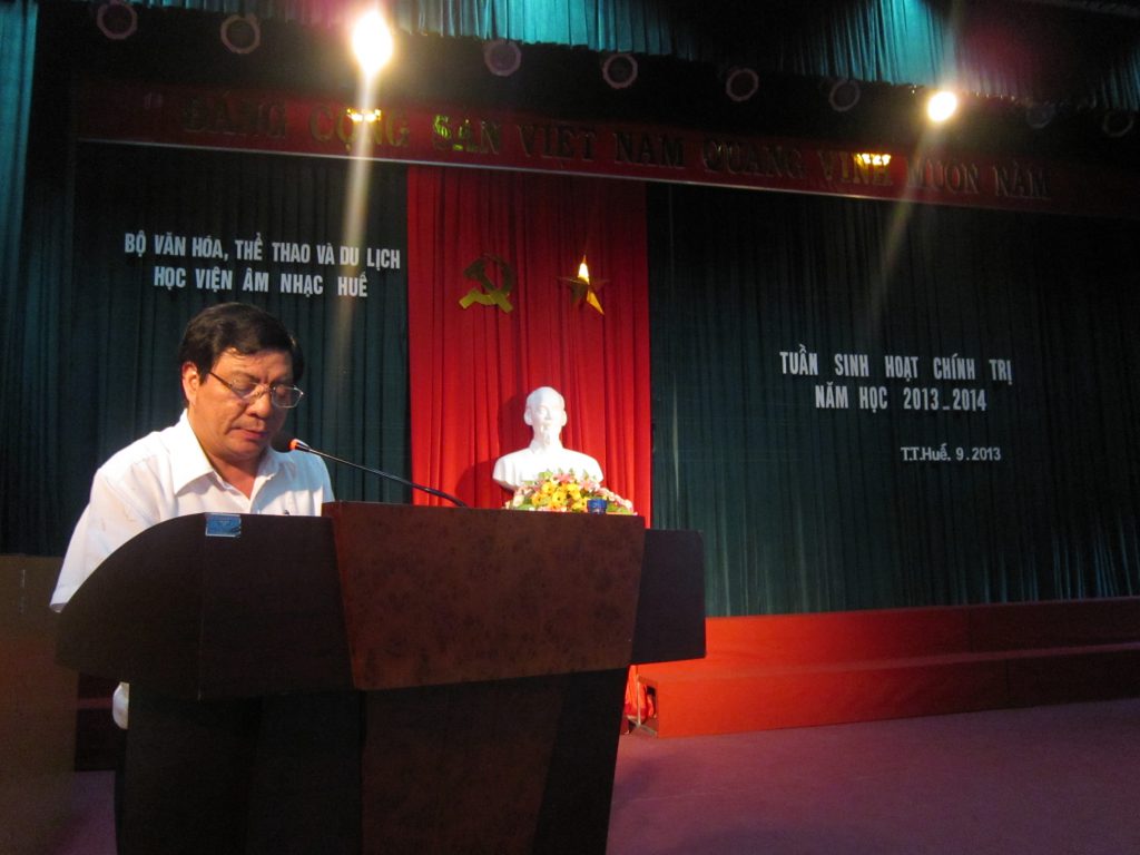TS. Nguyễn Việt Đức – Giám đốc Học viện phát biểu tại Tuần sinh hoạt Chính trị đầu năm của CBGV Học viện Âm  nhạc Huế năm học 2013 – 2014.
