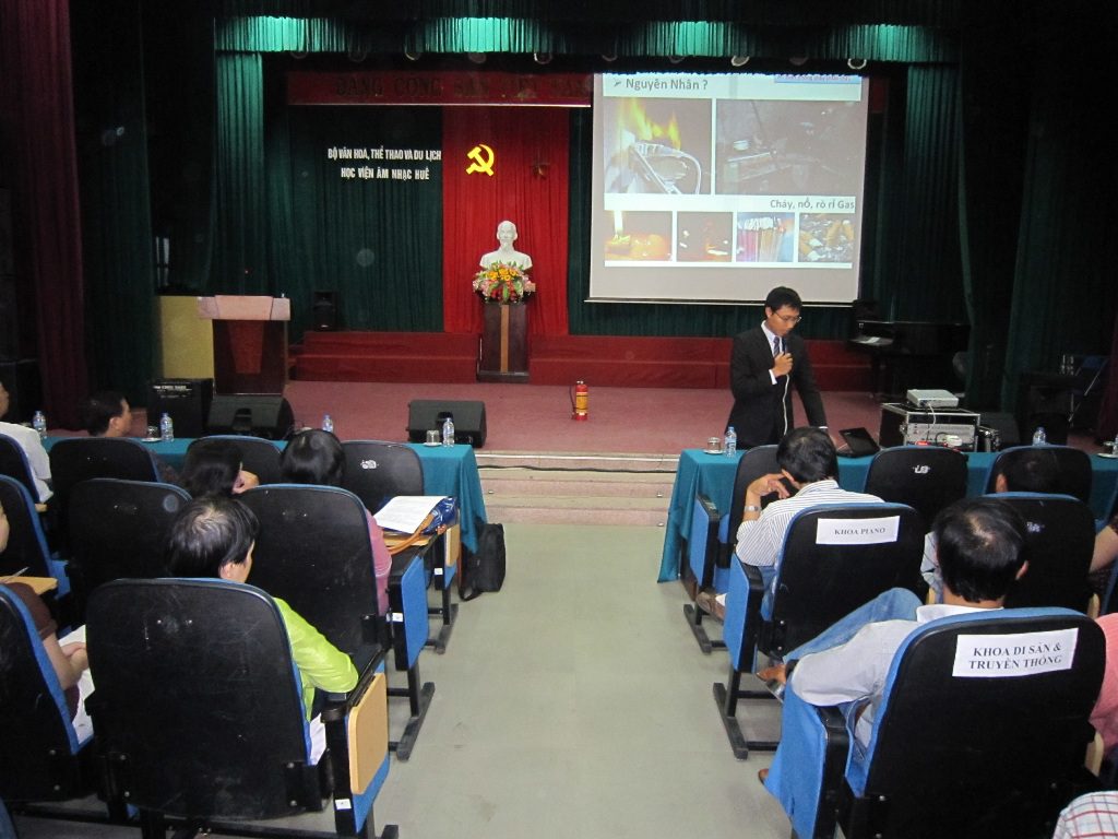 Báo cáo viên Đặng Minh Hoàng – Cán bộ hội
Chữ thập đỏ tỉnh Thừa Thiên Huế trong buổi
tập huấn về kỹ năng PCCC cho toàn thể 
CBGV Học viện Âm nhạc Huế.