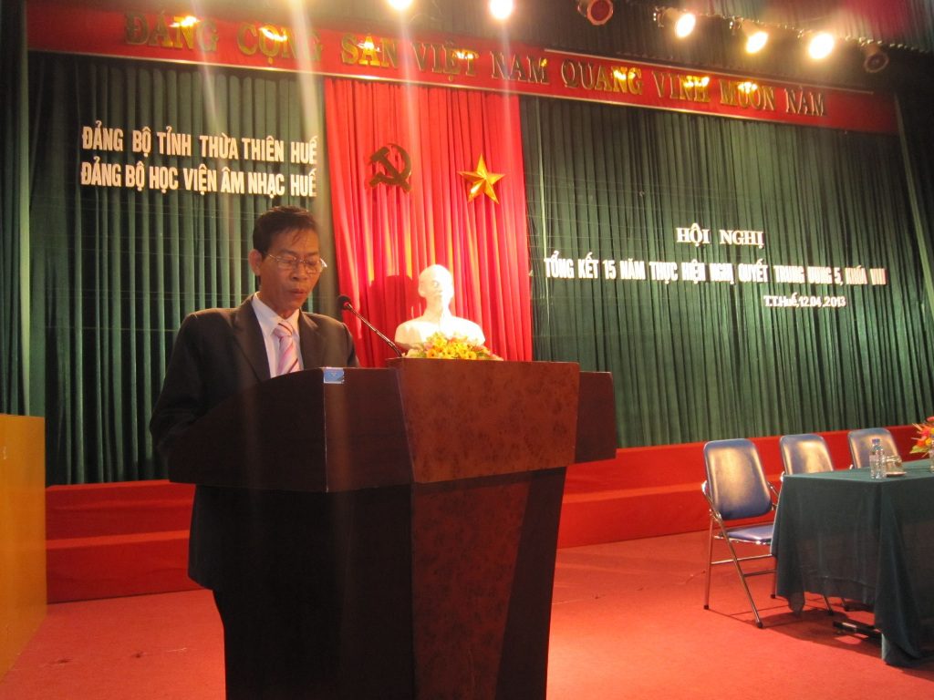 Ông Nguyễn Đình Dũng – Trưởng phòng 
cơ sở Đảng viên đọc quyết định công nhận
Đảng bộ Học viện Âm nhạc Huế là Đảng bộ
trong sạch vững mạnh năm 2012.