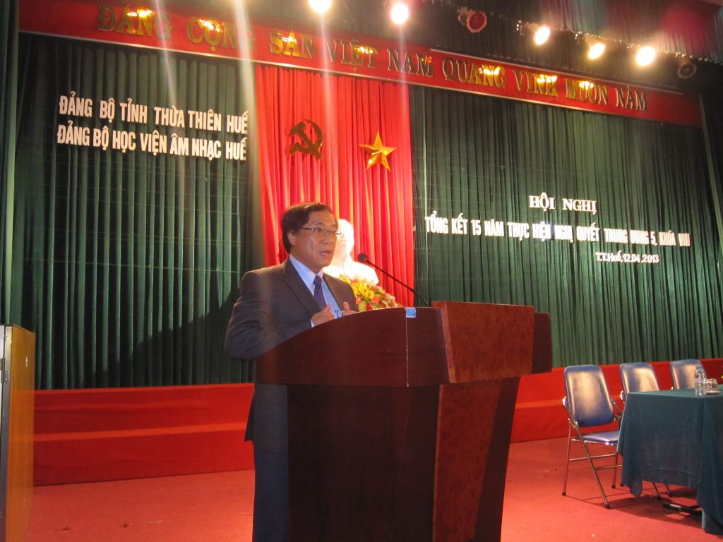 Ông Hồ Viết Bá – UVTV, Trưởng ban tổ chức
Tỉnh ủy phát biểu chúc mừng Học viện 
Âm nhạc Huế đã đạt được danh hiệu Đảng bộ
trong sạch vững mạnh năm 2012.
