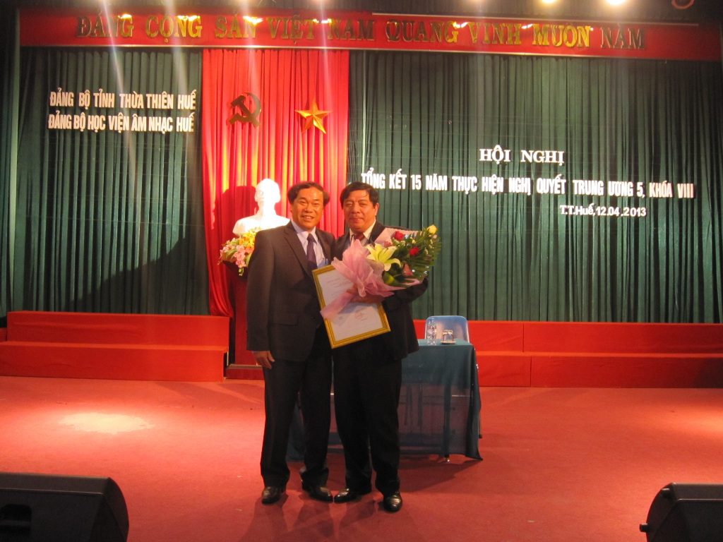 Ông Hồ Viết Bá – UVTV, Trưởng ban tổ chức
Tỉnh ủy tặng hoa và trao quyết định công 
nhận Đảng bộ trong sạch vững mạnh 
năm 2012 cho Học viện Âm nhạc Huế.