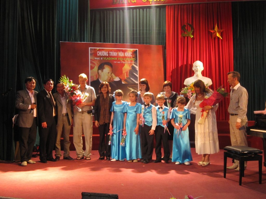 TS. Nguyễn Việt Đức – Giám đốc Học viện 
tặng hoa và chụp ảnh lưu niệm cùng các 
nghệ sĩ đến từ liên bang Nga trong đêm 
biểu diễn giao lưu tại Học viện Âm nhạc Huế.