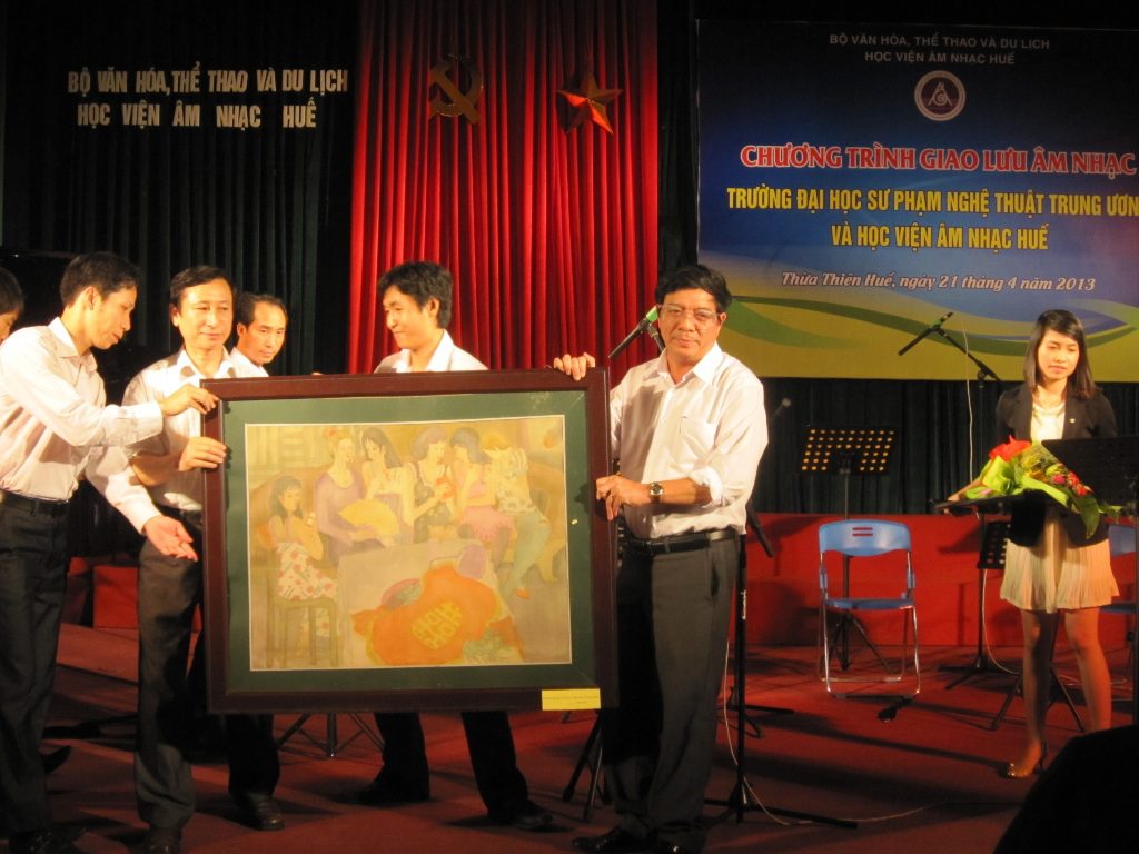 PGS, TS Phạm Trọng Toàn – Phó hiệu trưởng
trường Đại học Sư phạm Nghệ thuật Trung ương
tặng quà lưu niệm cho Học viện Âm nhạc Huế 
trong chuyến viếng thăm và giao lưu
biểu diễn tại Học viện.