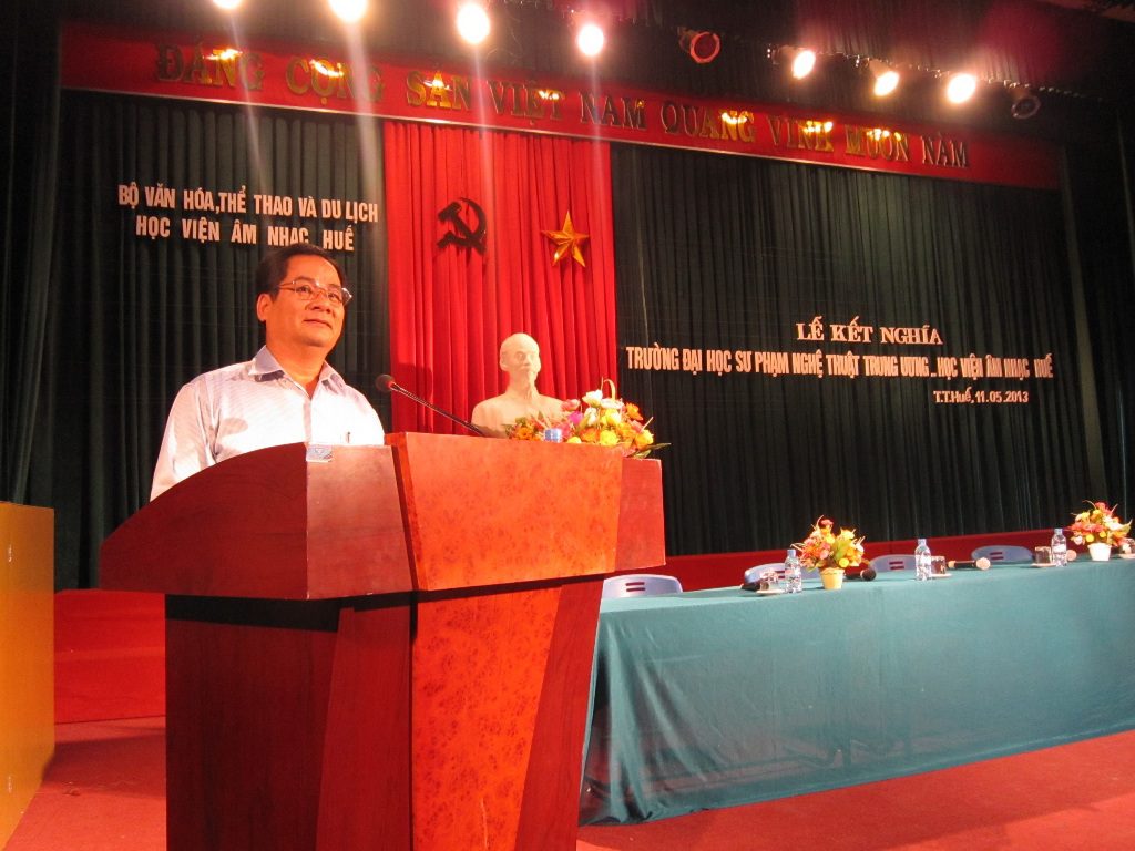 Ông Đào Mạnh Hùng – Vụ trưởng Vụ Đào tạo
Bộ Văn hóa thể thao và Du lịch phát biểu trong
Lễ kết nghĩa giữa hai trường Đại học Sư phạm
Nghệ thuật Trung ương và Học viện Âm nhạc Huế.