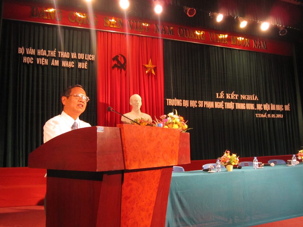 Đồng chí Phan Công Tuyên – Trưởng Ban tuyên giáo
Tỉnh ủy phát biểu trong Lễ kết nghĩa giữa hai trường
Đại học Sư phạm Nghệ thuật Trung ương 
và Học viện Âm nhạc Huế.