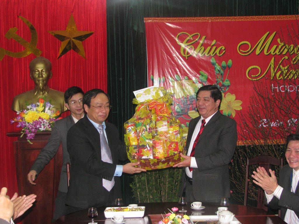 Đồng chí Nguyễn Văn Cao chủ tịch UBND tỉnh
Thừa Thiên Huế đến thăm, chúc Tết và tặng quà
cho toàn thể CBCNV Học viện Âm nhạc Huế.