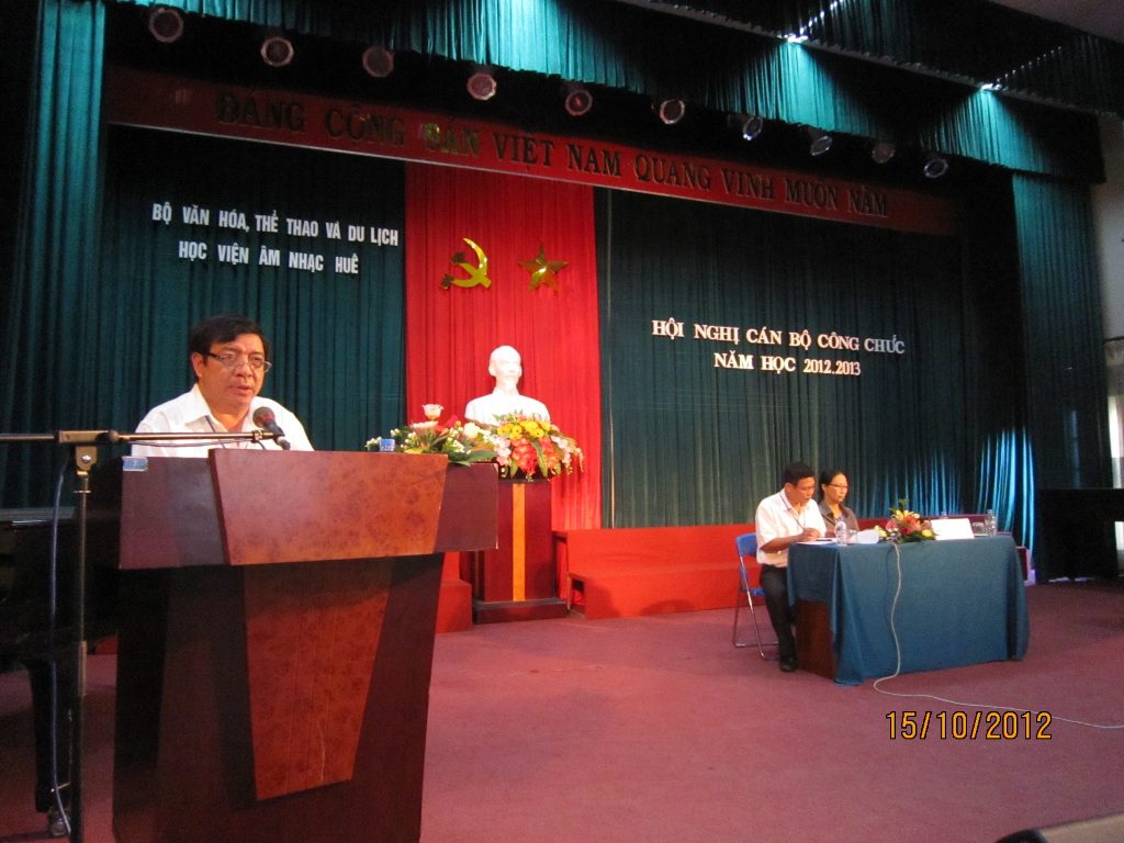 TS. Nguyễn Việt Đức – Giám đốc Học viện đọc
bản báo cáo tổng kết năm 2012 và phương hướng
hoạt động của năm 2013 tại Hội nghị Cán bộ Công
chức năm 2012.