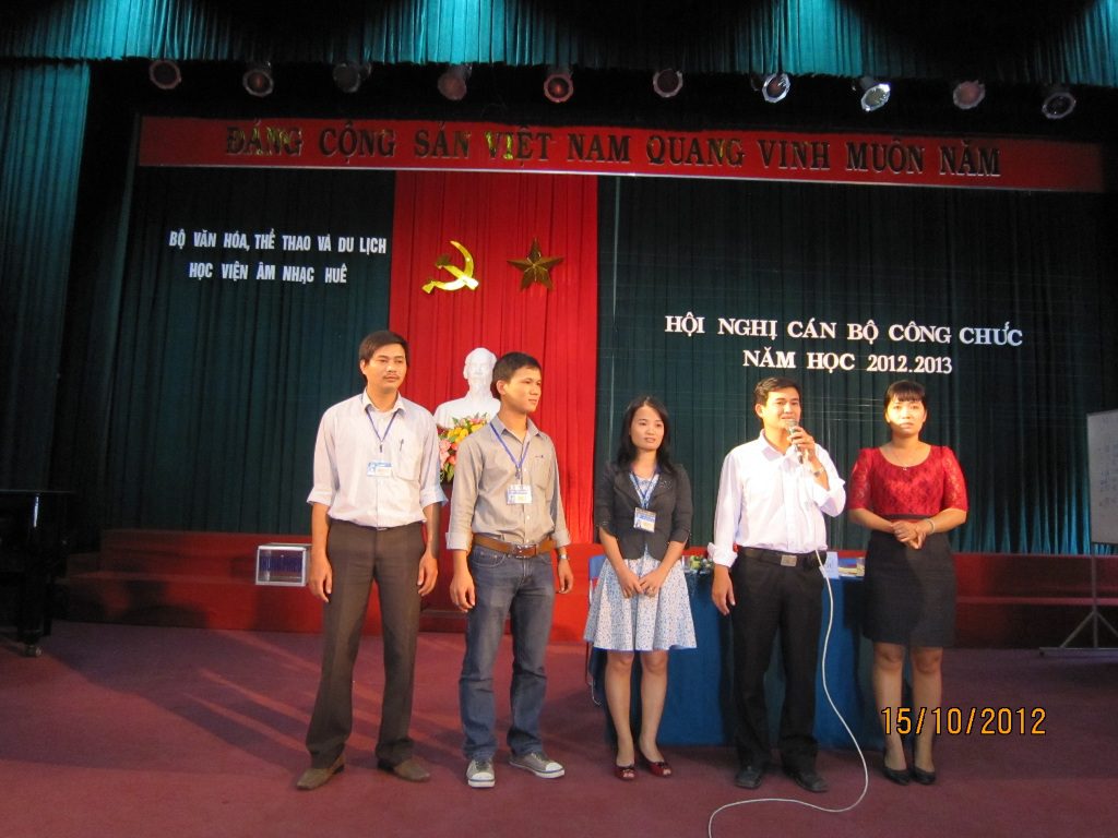 Đ/c Huỳnh Hoàng Cư thay mặt ban thanh tra
nhân dân nhiệm kỳ mới 2012 – 2014 phát biểu
nhận nhiệm vụ tại Hội nghị Cán bộ Công chức
năm 2012.