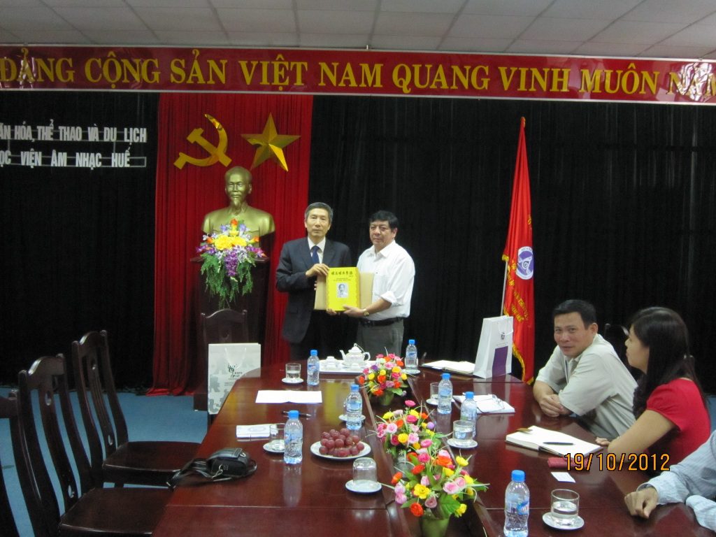 Ô. Lưu Tam Chấn – Tham sứ văn hóa Trung Quốc
tại Việt Nam tặng quà lưu niệm cho Học viện Âm
nhạc Huế nhân chuyến viếng thăm và làm việc
tại Học viện.