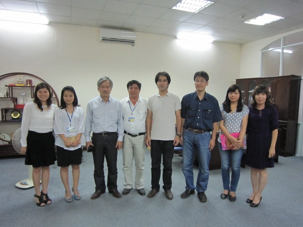TS. Nguyễn Việt Đức – Giám đốc Học viện chụp
ảnh lưu niệm cùng hai PGS của Nhật Bản và Thái
Lan nhân chuyến viếng thăm và tìm hiểu về 
Học viện.
