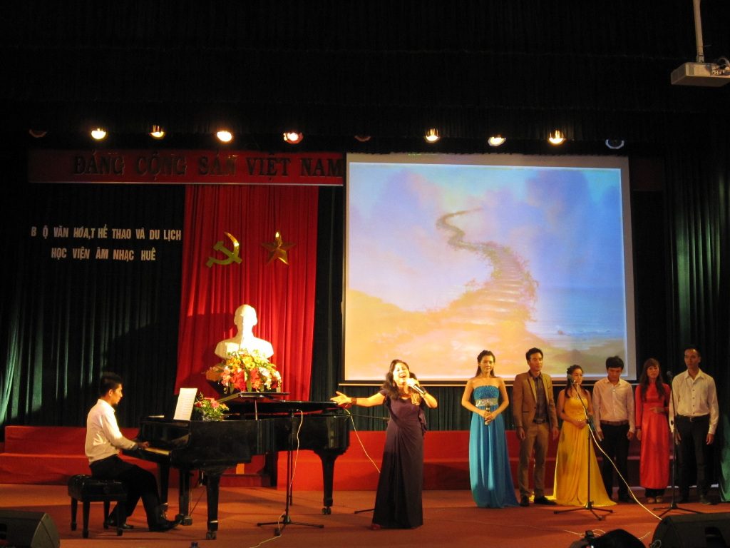 Chương trình báo cáo kết quả học tập của SV
Khoa SPAN cùng Nghệ sĩ – Giảng viên Bích Việt.