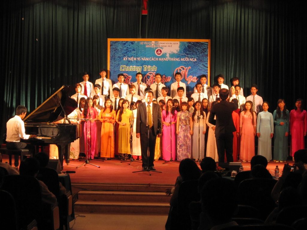 Dàn Hợp xướng biểu diễn trong đêm nhạc kỷ niệm
95 năm cách mạng tháng 10 Nga diễn ra tại Học
viện Âm nhạc Huế.