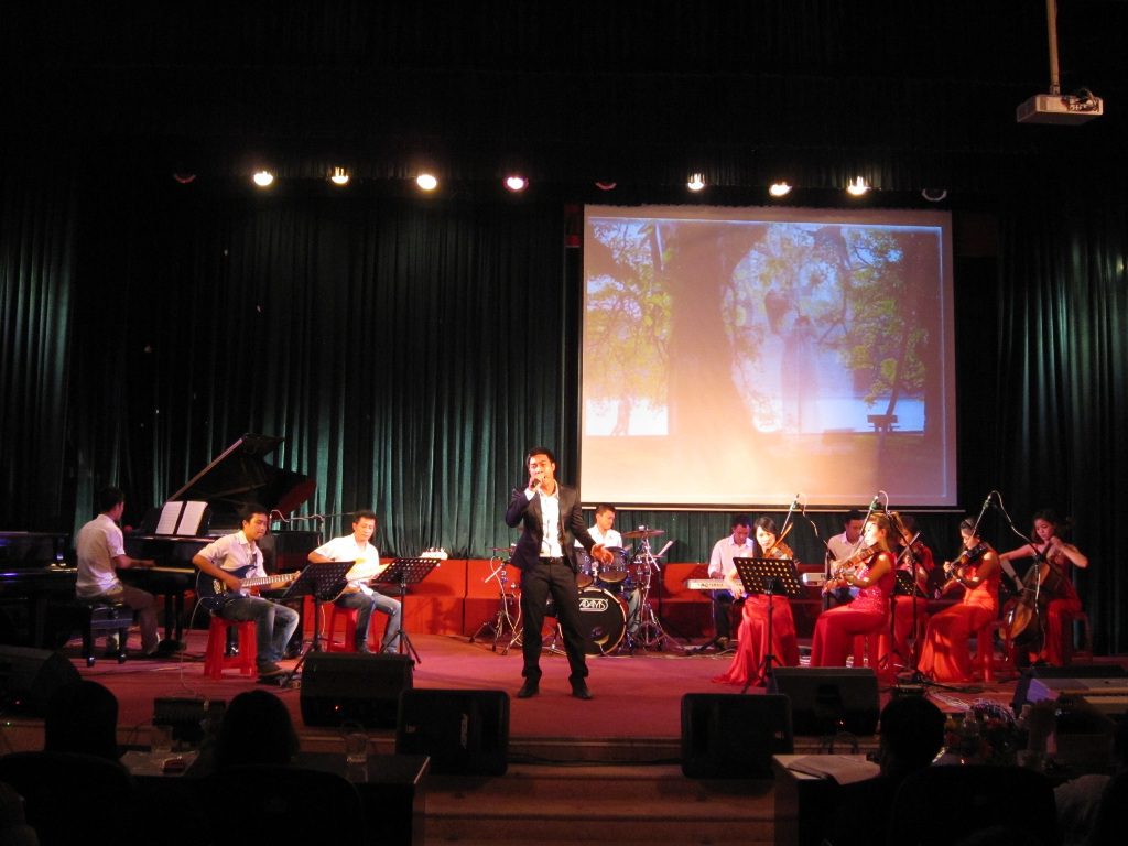  Chương trình biểu diễn của Khoa Guitare – TN
Học viện Âm nhạc Huế với chủ đề “Nơi gặp gỡ 
tình yêu” trong khuôn khổ Hoạt động nghiên
cứu Khoa học năm 2012.