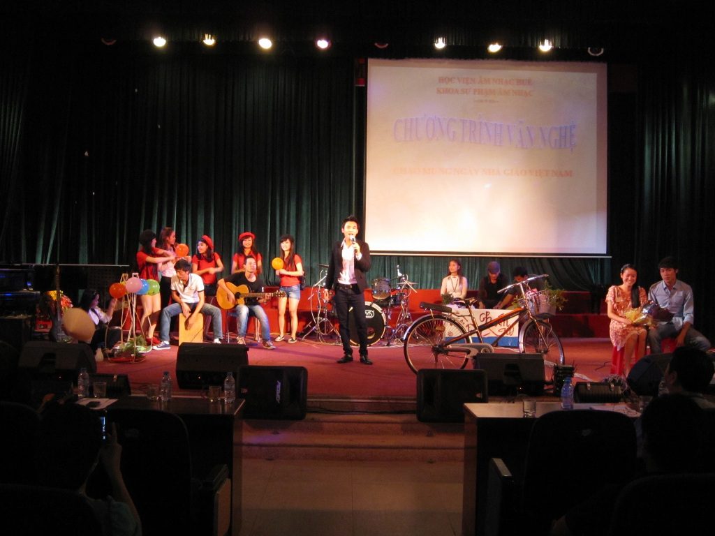 Chương trình văn nghệ của SV Khoa SPAN –
Học viện Âm nhạc Huế chào mừng ngày nhà
giáo Việt Nam 2012.