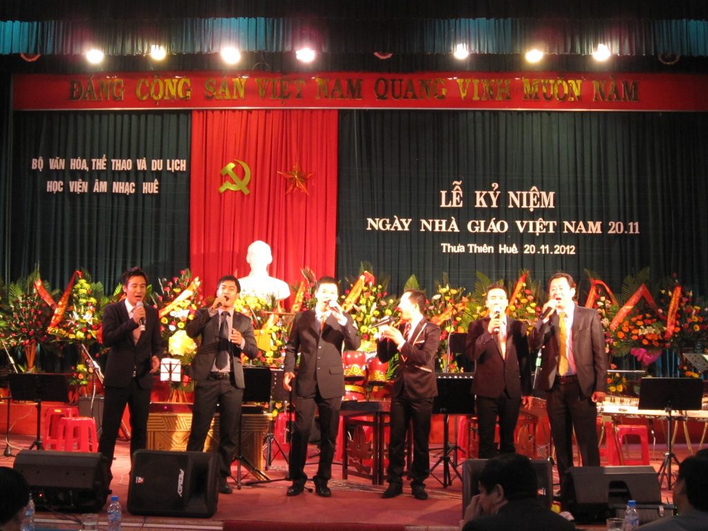 Tiết mục văn nghệ chào mừng Lễ kỷ niệm ngày
nhà giáo Việt Nam 2012.