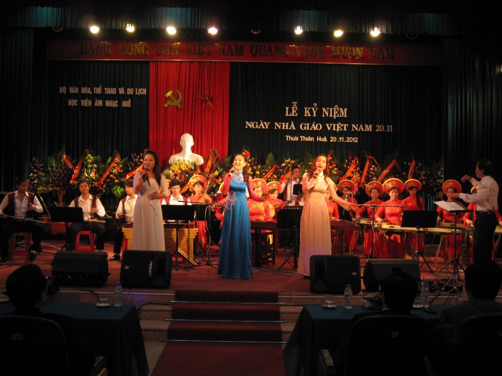 Tiết mục văn nghệ chào mừng Lễ kỷ niệm ngày 
nhà giáo Việt Nam 2012.
