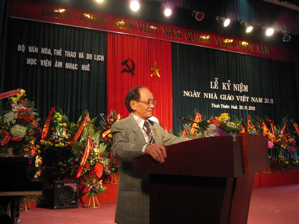  PGS – NGND Lô Thanh thay mặt cựu CBGV phát 
biểu cảm xúc trong Lễ kỷ niệm ngày nhà giáo 
Việt Nam 2012 tại Học viện Âm nhạc Huế.