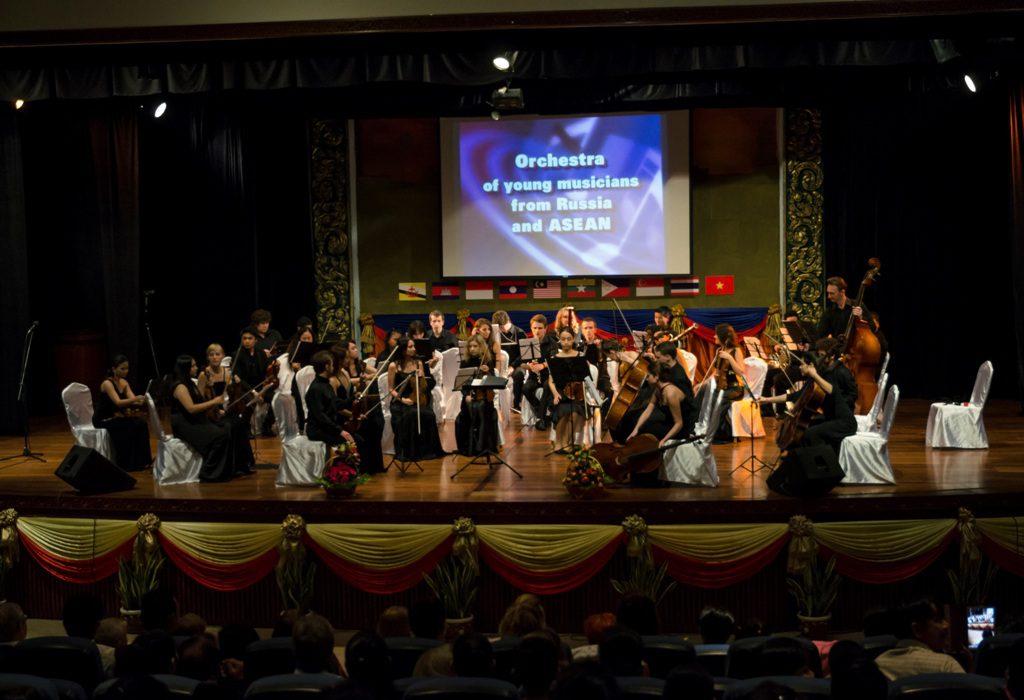 GV Nguyễn Công Đức – Khoa Giao hưởng – Học
viện Âm nhạc Huế tham gia chương trình hòa
nhạc Giao hưởng những nghệ sĩ trẻ đến từ Nga
và khối Asian tại Campuchia.