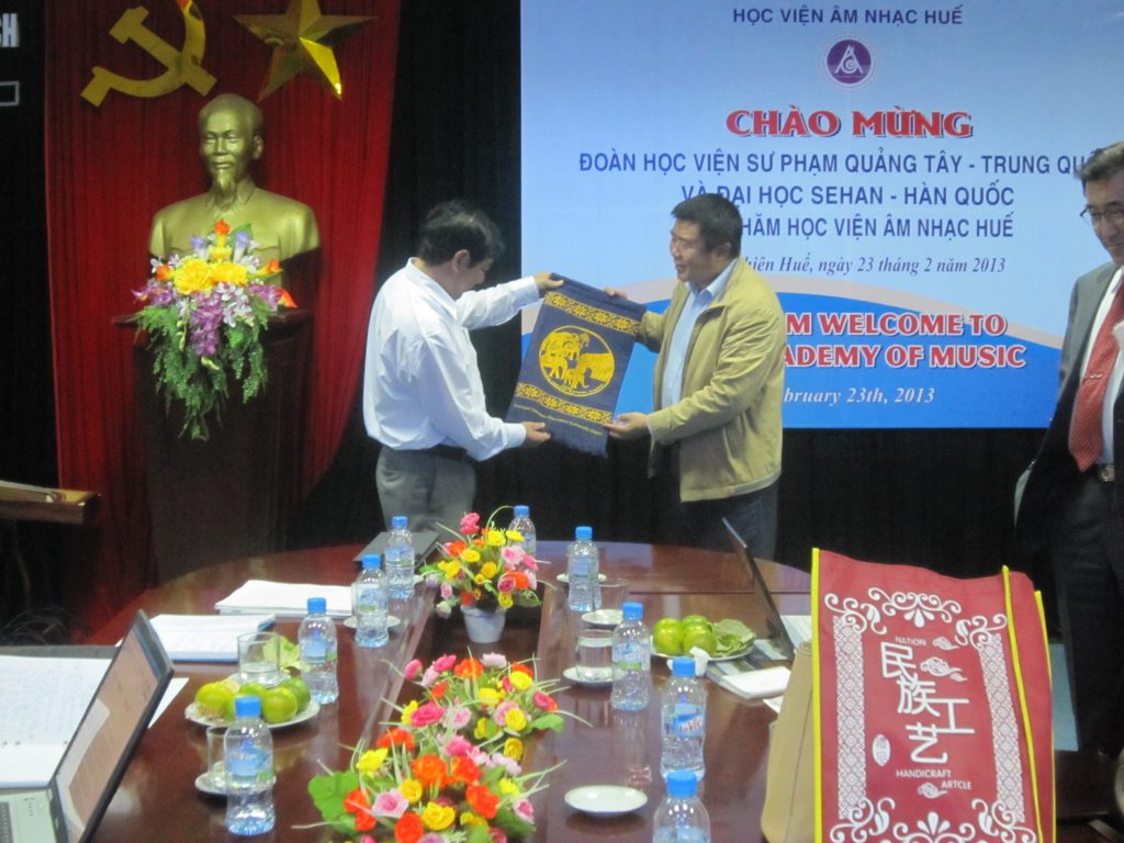 Ông Hoàng Đẩu – Viện trưởng Học viện Giáo dục Văn hóa Quốc tế tặng quà lưu niệm cho TS. Nguyễn Việt Đức – Giám đốc Học viện.