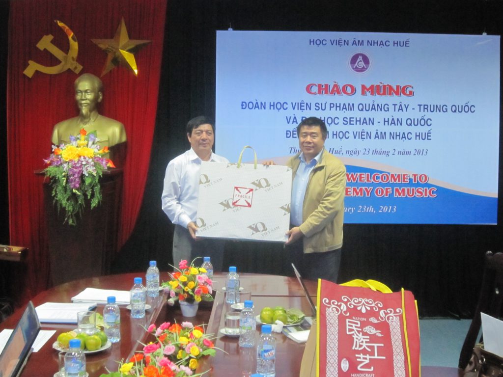 TS. Nguyễn Việt Đức – Giám đốc Học viện tặng quà lưu niệm cho Ông Hoàng Đẩu – Viện trưởng Học viện Giáo dục Văn hóa Quốc tế.