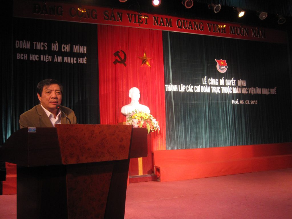 TS. Nguyễn Việt Đức – Giám đốc Học viện phát biểu chỉ đạo tại Lễ công bố quyết định thành lập các Chi đoàn trực thuộc Đoàn Học viện Âm nhạc Huế năm 2013.