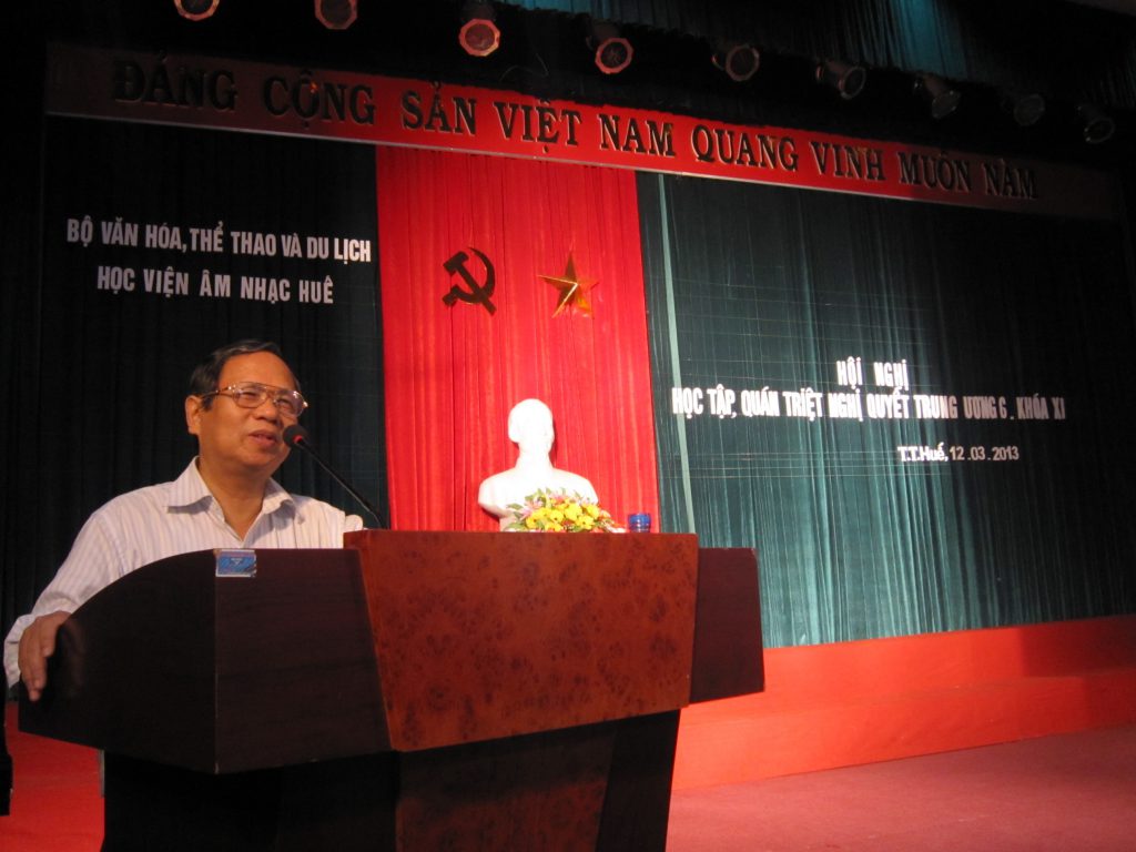 Đồng chí Phan Công Tuyên – Trưởng Ban tuyên giáo Tỉnh ủy báo cáo tại Hội nghị học tập, quán triệt nghị quyết Trung ương 6 Khóa XI.