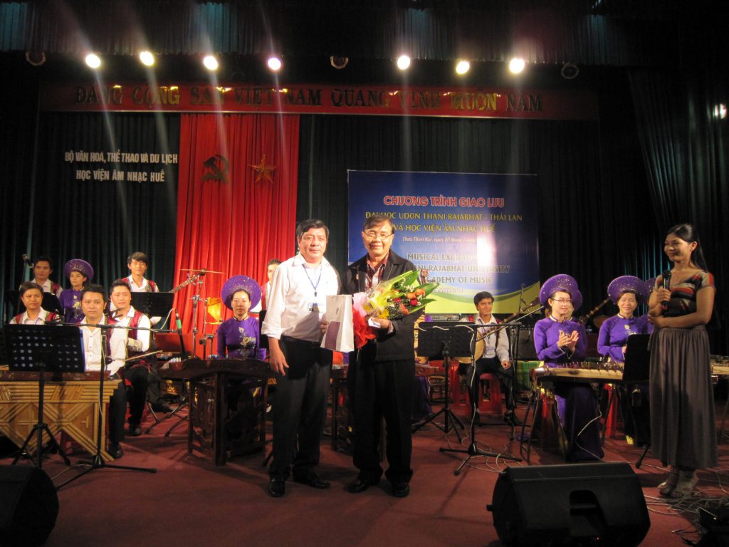 TS. Nguyễn Việt Đức – Giám đốc Học viện tặng hoa và quà lưu niệm cho Trưởng đoàn trường Đại học Rajahat Udon Thani – Thái Lan.