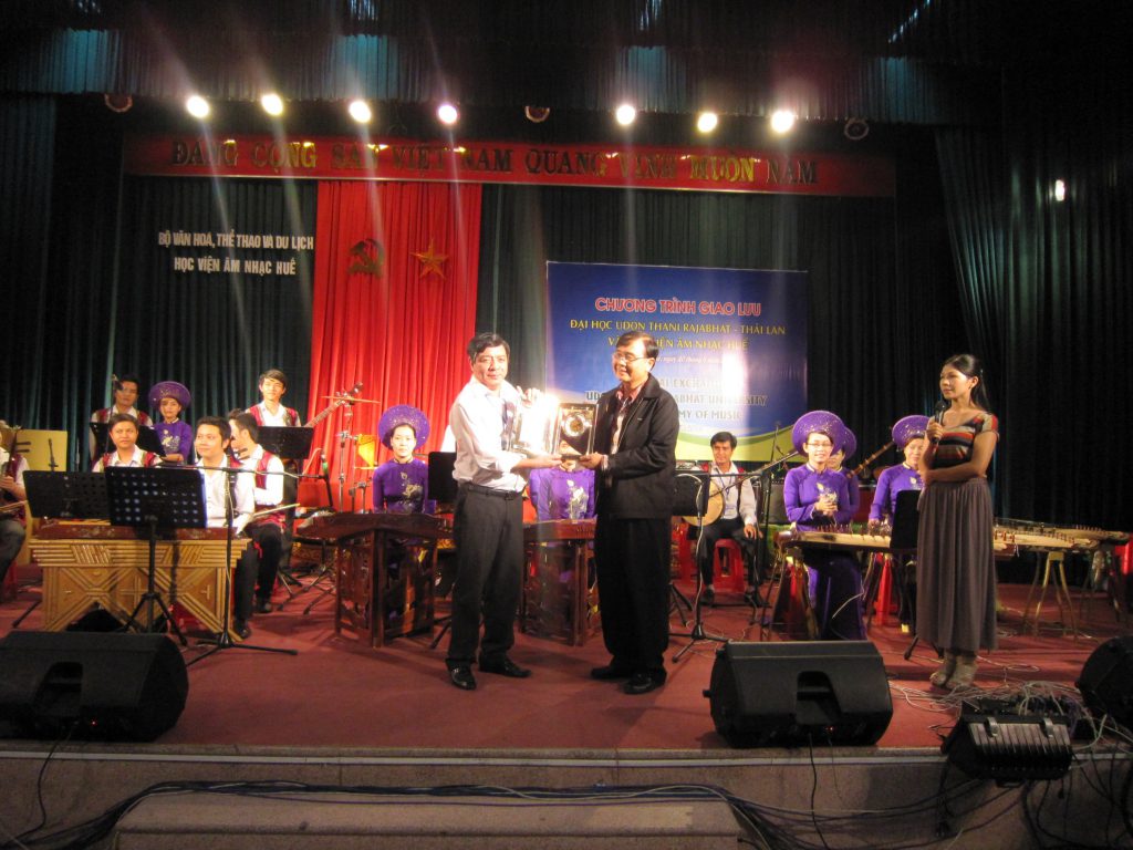 Trưởng đoàn trường Đại học Rajahat Udon Thani – Thái Lan tặng quà lưu niệm cho Học viện Âm nhạc Huế nhân chuyến thăm và biểu diễn giao lưu giữa hai trường.
