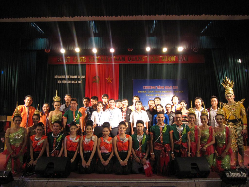 Đại diện lãnh đạo hai trường chụp ảnh lưu niệm trong buổi giao lưu giữa Đại học Udon Thani – Thái Lan và Học viện Âm nhạc Huế.