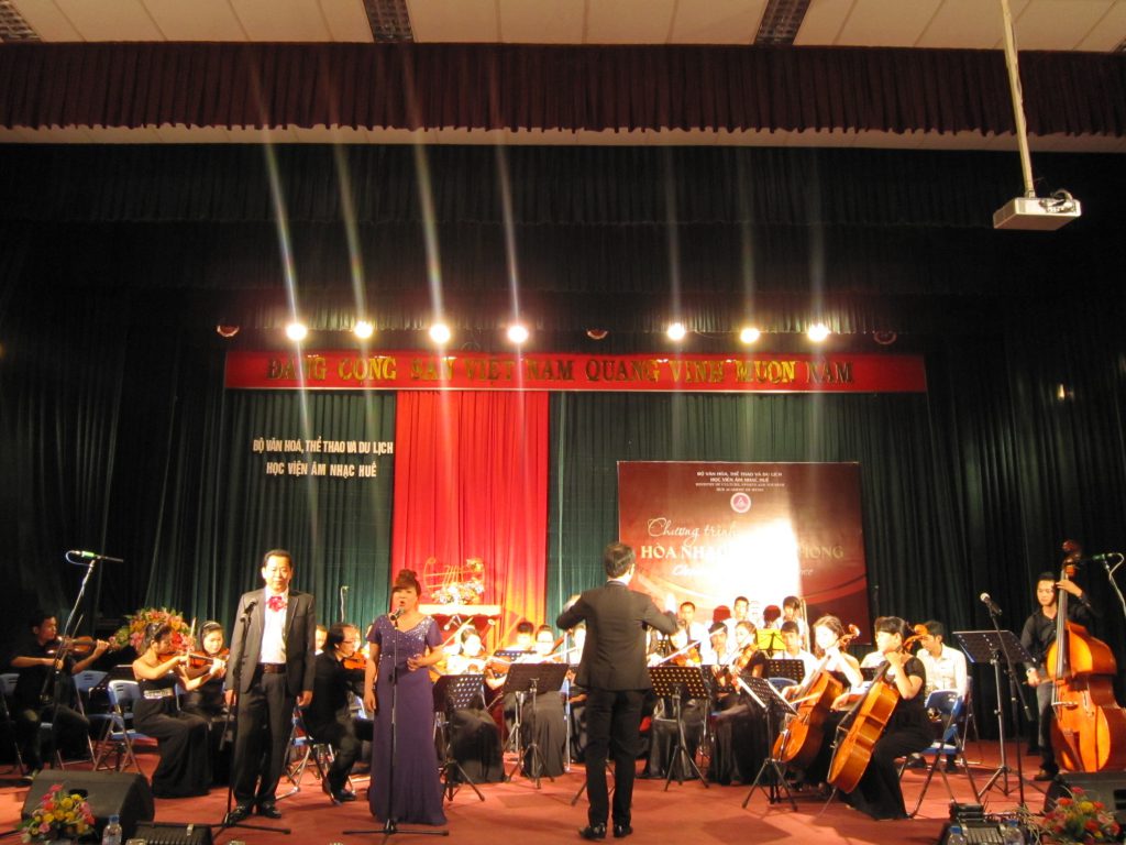 Tiết mục biểu diễn của CBGV và HSSV đêm hòa nhạc thính phòng tại Học viện Âm nhạc Huế.