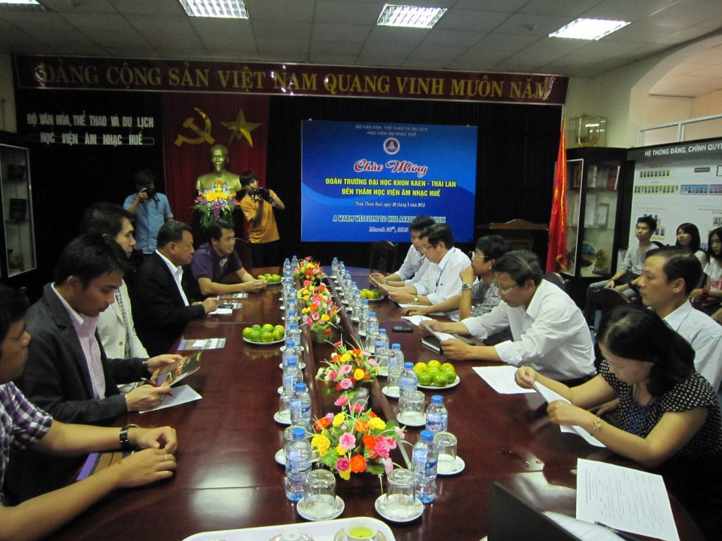 Đoàn CBGV và HSSV trường Đại học Khon Kaen – Thái Lan đến thăm và làm việc tại Học viện Âm nhạc Huế.