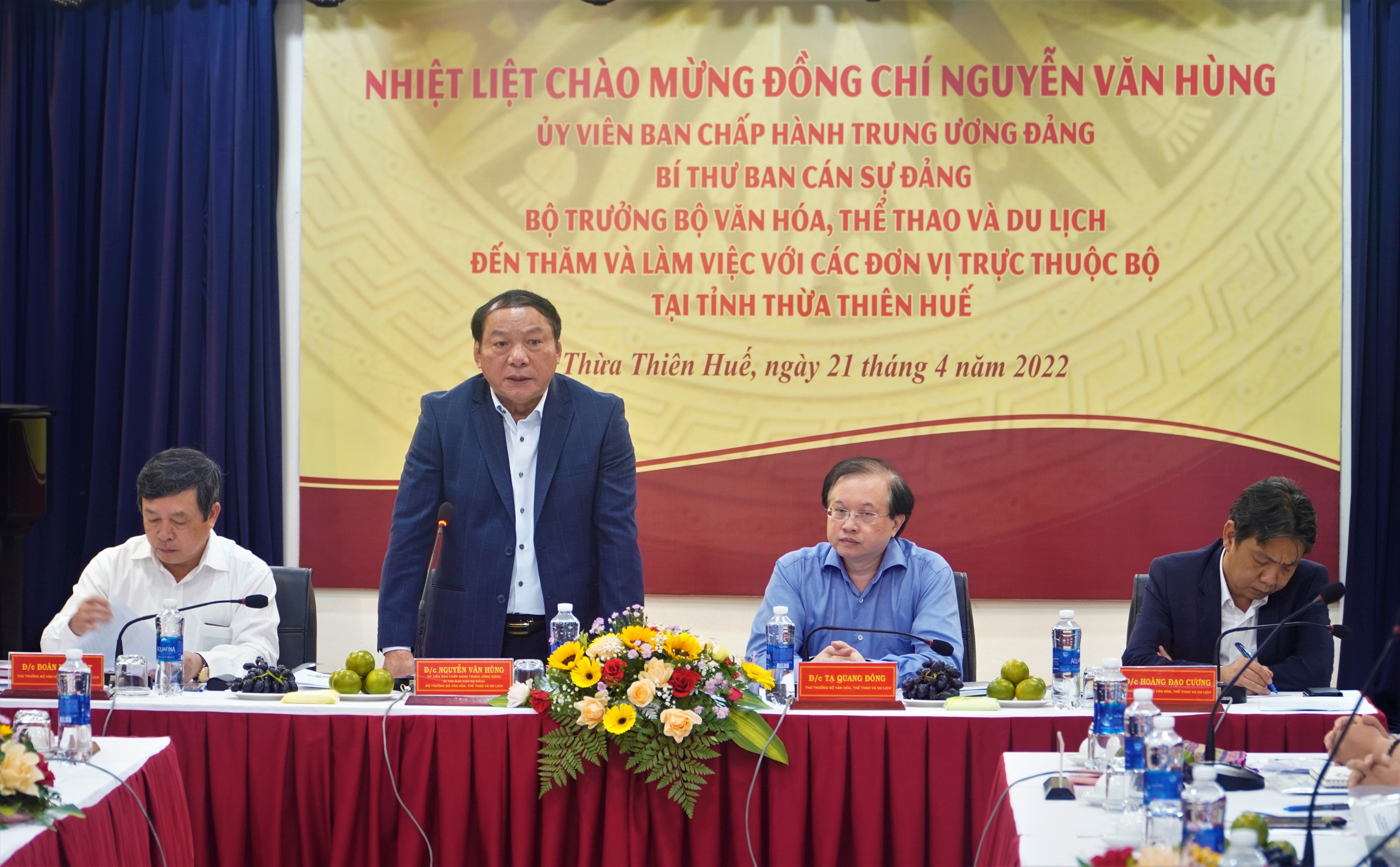 Đồng chí Nguyễn Văn Hùng, Ủy viên BCH Trung ương Đảng, Bí thư Ban cán sự đảng, Bộ trưởng Bộ VHTTDL làm việc với các đơn vị trực thuộc Bộ tại Huế