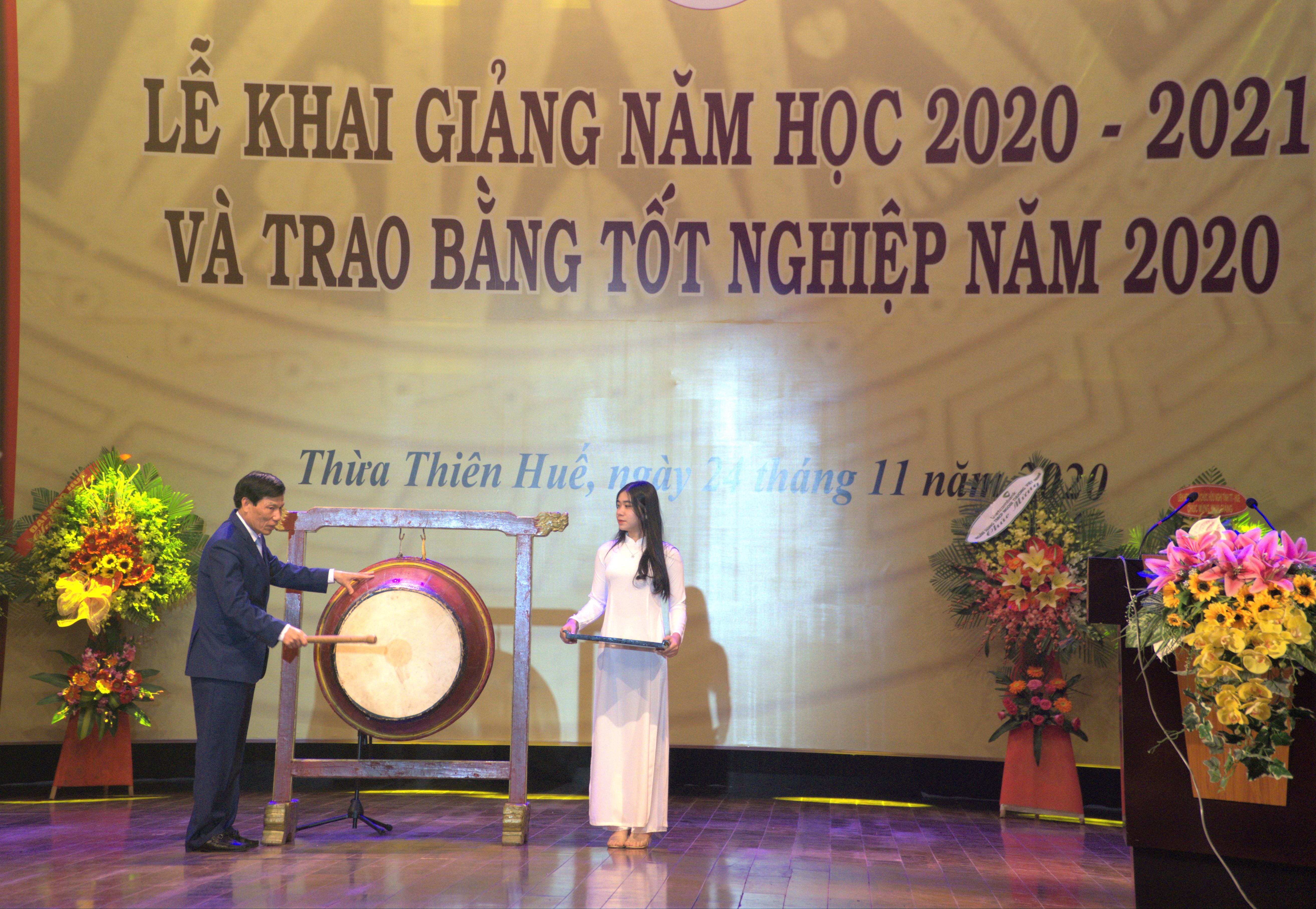 Bộ trưởng Bộ VHTTDL Nguyễn Ngọc Thiện đánh trống khai giảng năm học 2020 – 2021