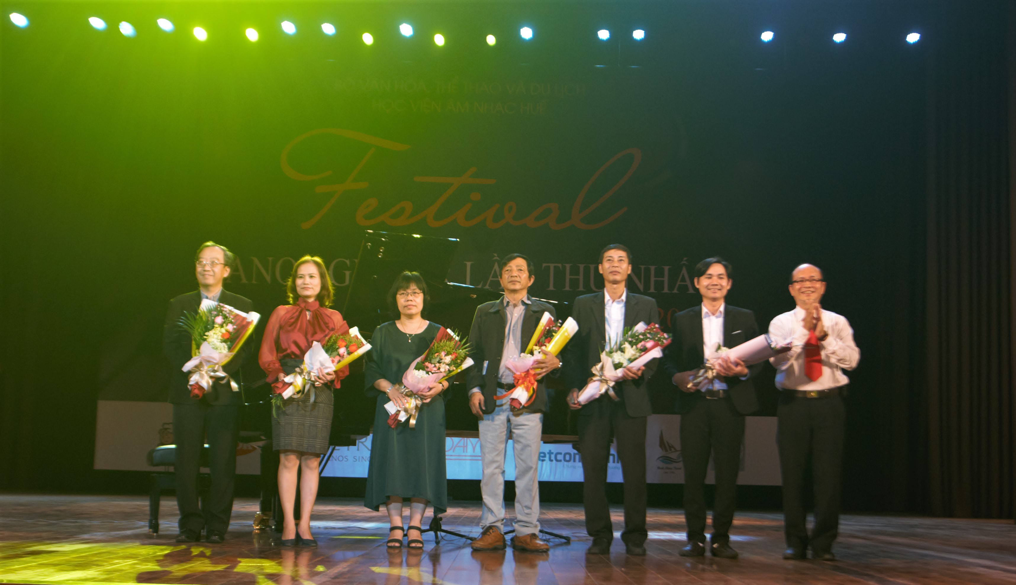 ThS. Hoàng Thanh Sơn – Phó Giám đốc Học viện tặng hoa cho Ban giám khảo Festival Piano – Guitar lần thứ nhất
