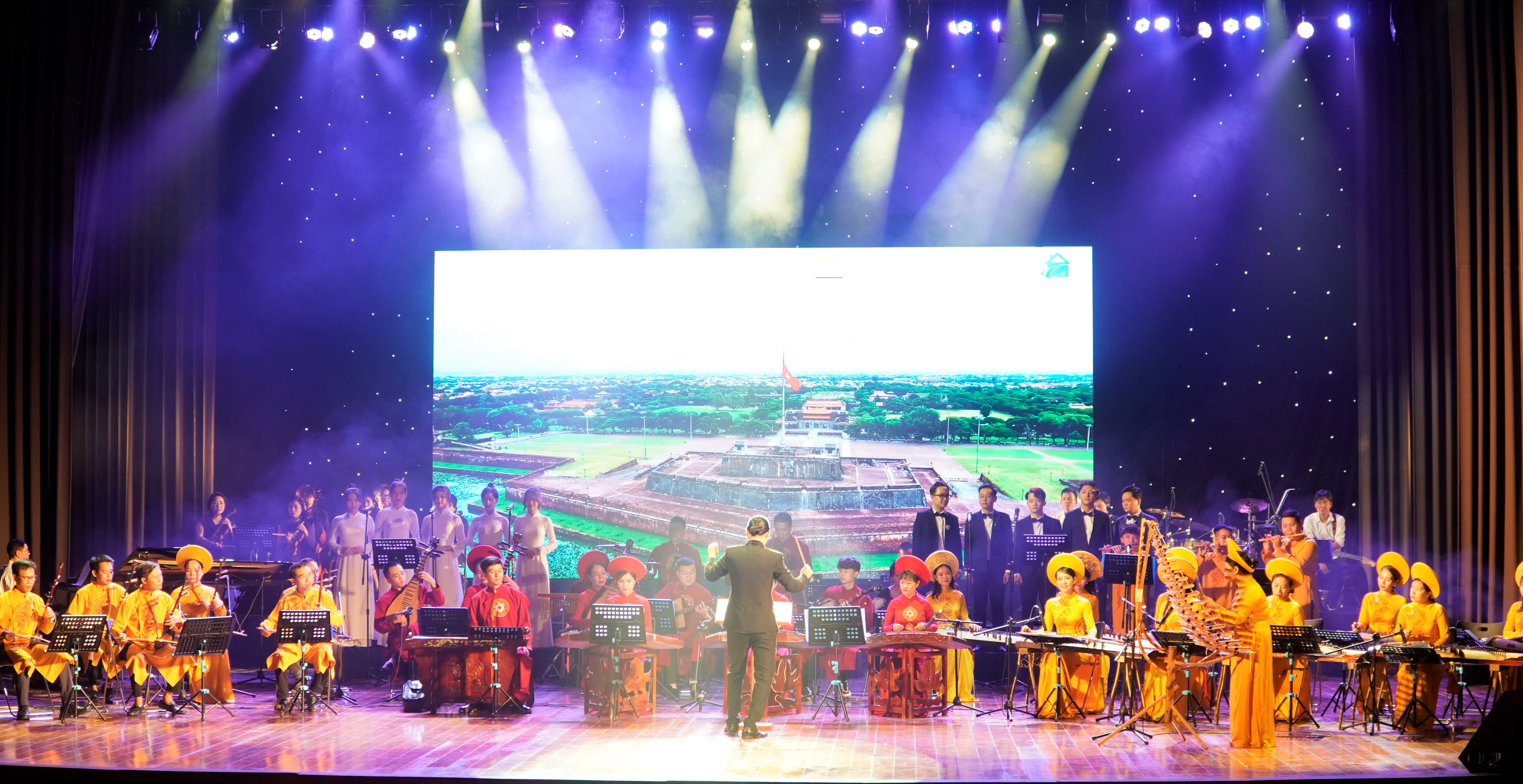 Tiết mục hòa tấu nhạc cụ dân tộc tại Lễ kỷ niệm 60 năm Ngày Truyền thống và  15 năm thành lập Học viện Âm nhạc Huế (1962 – 2022)