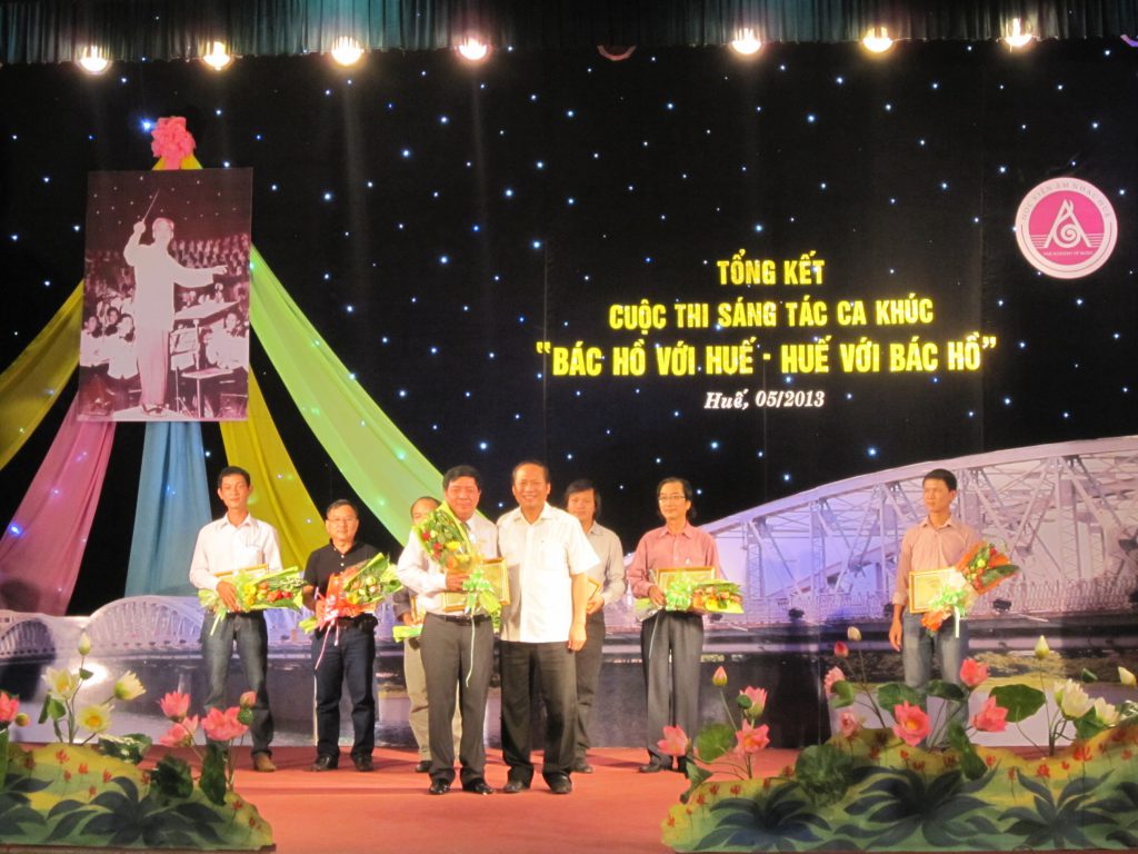 Ông Trương Minh Tuấn – Phó trưởng ban tuyên giáo Trung Ương tặng hoa và giấy chứng nhận cho TS. Nguyễn Việt Đức – Giám đốc Học viện đã đạt giải nhất trong cuộc thi sáng tác ca khúc Bác Hồ với Huế – Huế với Bác Hồ.
