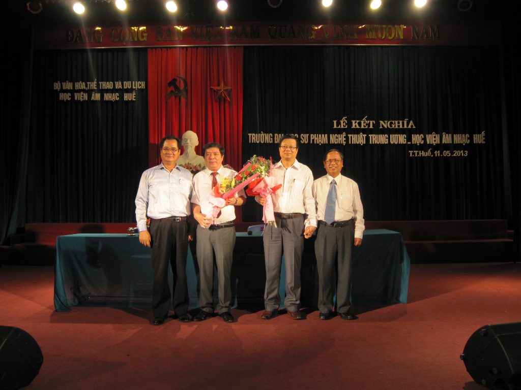 Đại diện Lãnh đạo Bộ VHTT & DL và Lãnh đạo
Tỉnh Thừa Thiên Huế tặng hoa cho đại diện 
Lãnh đạo hai trường trong Lễ kết nghĩa 
giữa trường Đại học Sư phạm Nghệ thuật
Trung ương và Học viện Âm nhạc Huế.