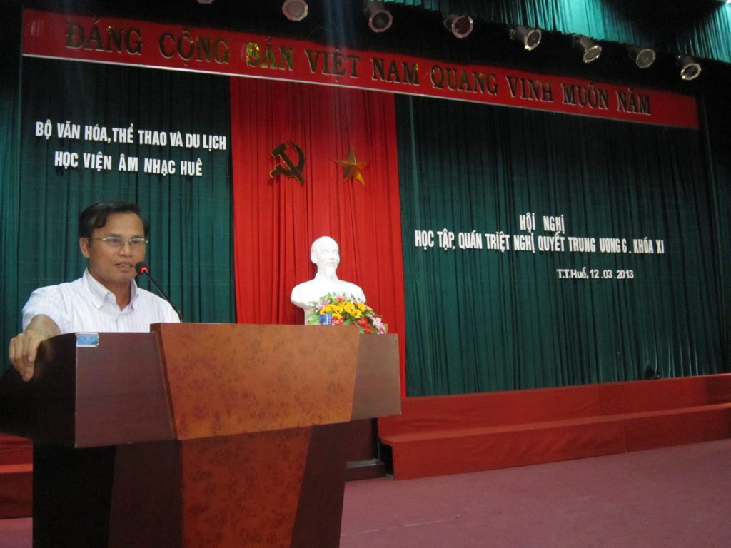 Đồng chí Nguyễn Mới – Phó Ban tuyên giáo Tỉnh ủy báo cáo tại Hội nghị học tập, quán triệt nghị quyết Trung ương 6 Khóa XI.