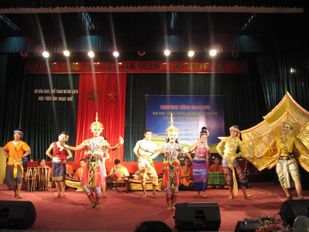 Tiết mục biểu diễn của trường Rajahat Udon Thani – Thái Lan trong buổi giao lưu âm nhạc tại Học viện Âm nhạc Huế.
