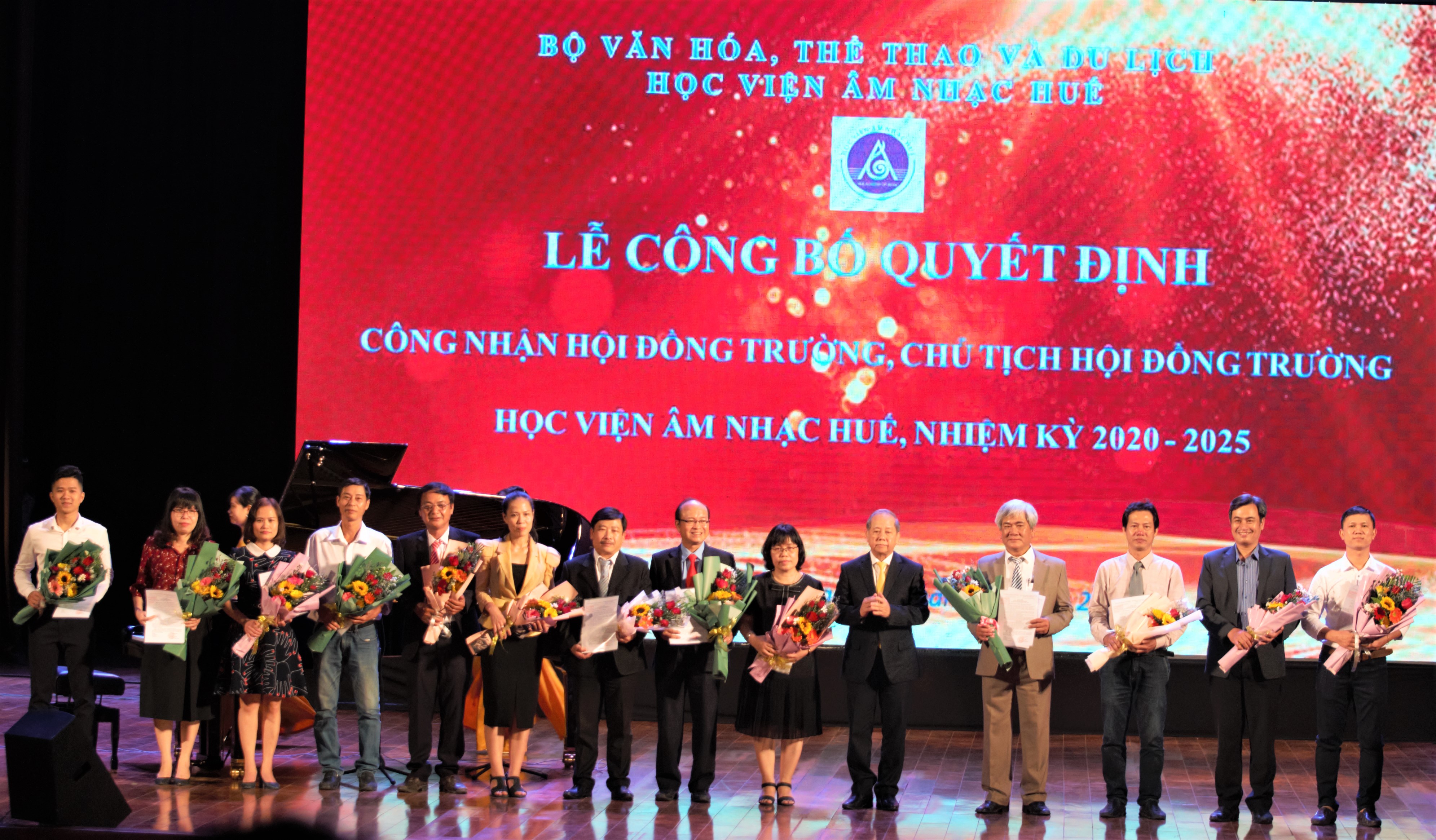 Chủ tịch UBND tỉnh Phan Ngọc Thọ trao quyết định cho các thành viên Hội đồng trường Học viện Âm nhạc Huế, nhiệm kỳ 2020 – 2025