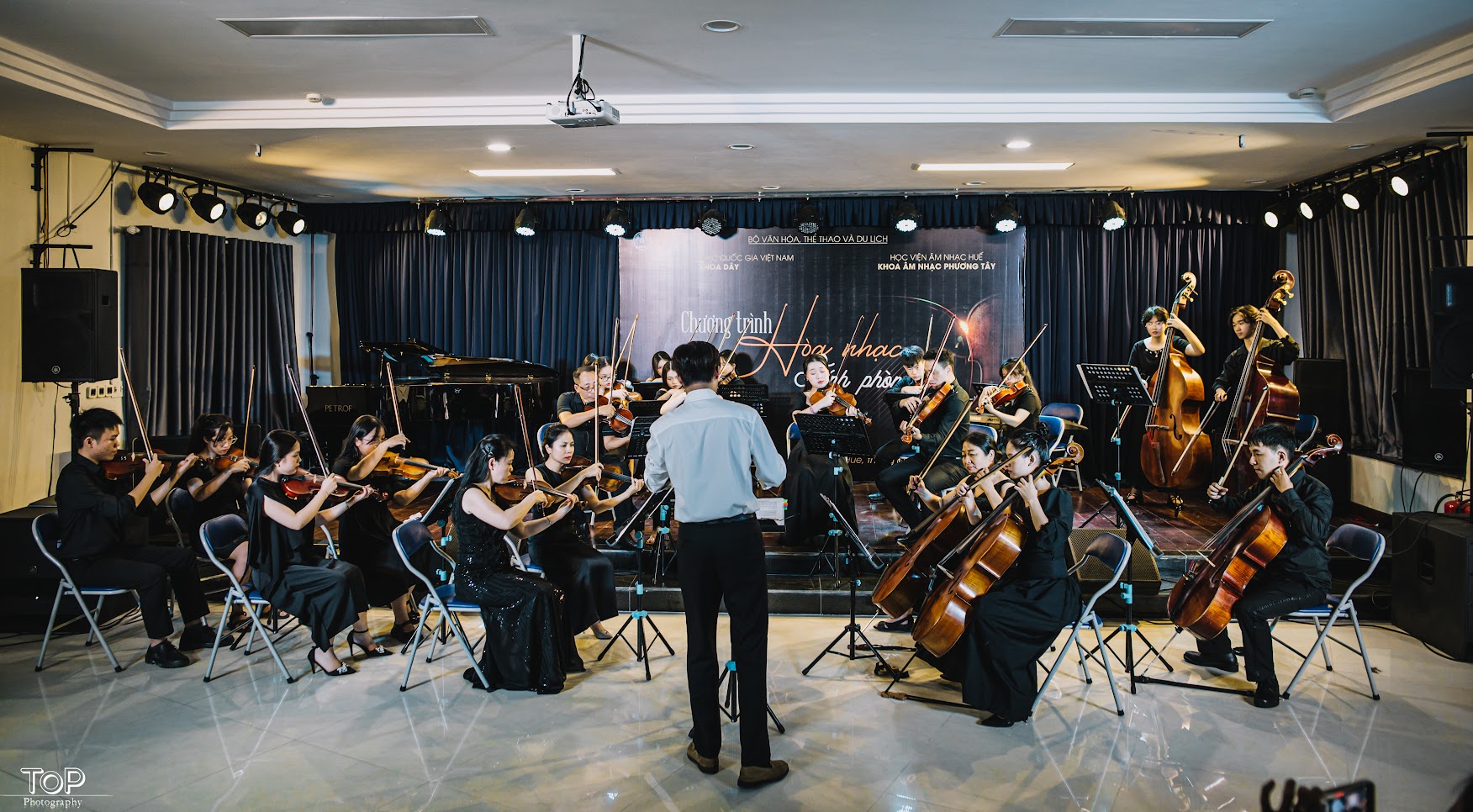 Huong Giang band performed periodically at 3/2 park