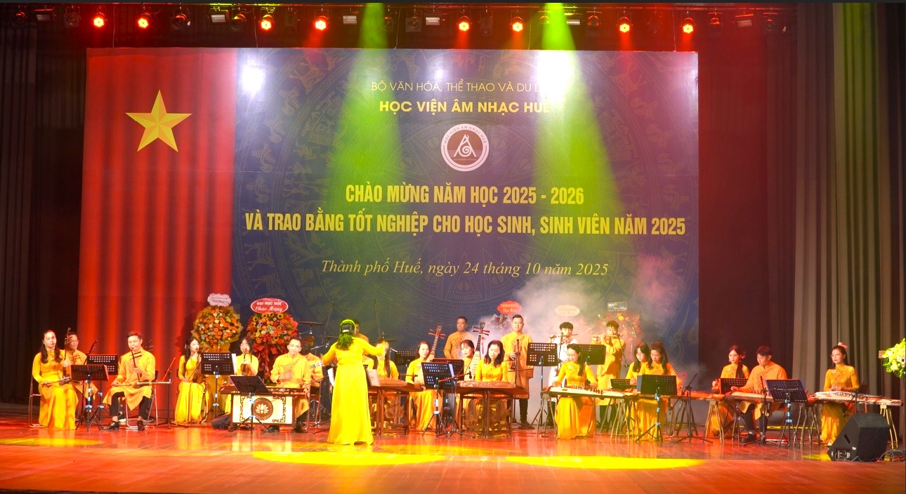 Tiết mục hòa tấu nhạc cụ dân tộc ” Mở cõi “, tại Lễ Chào mừng năm học 2025 – 2026