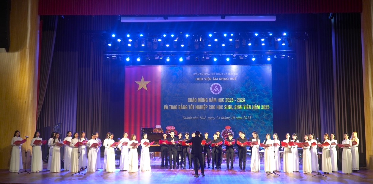 Dàn hợp xướng Học viện Âm nhạc Huế biểu diễn tại chương trình chào mừng năm học 2025 – 2026